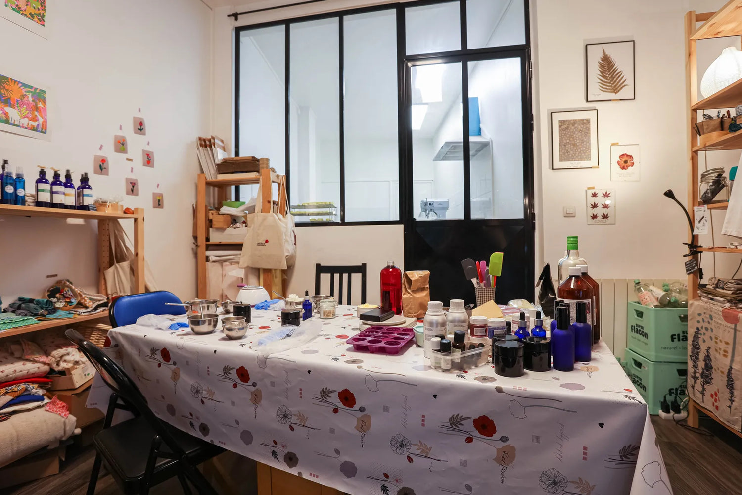 Installation de l'atelier eau florale et baume corporel dans la boutique Paris 20